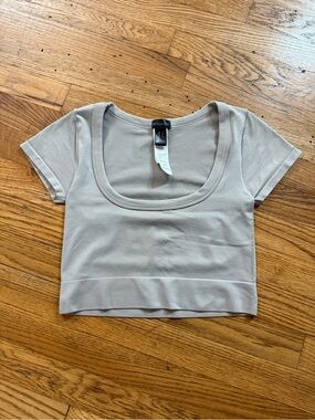 Women’s low scoop neck crop top